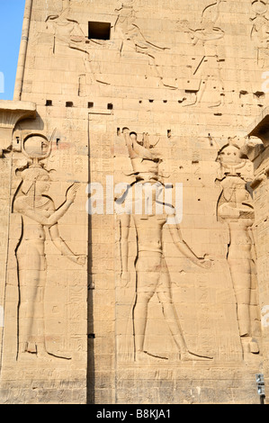 Isis e Horus, primo pilone, il Tempio di Iside, nuova isola di Philae, Aswan, Egitto 33281 081121 Foto Stock