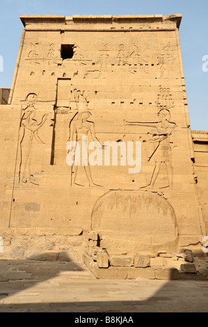 Isis e Horus e sacra boulder, secondo pilone, il Tempio di Iside, nuova isola di Philae, Aswan, Egitto 33286 081121 Foto Stock