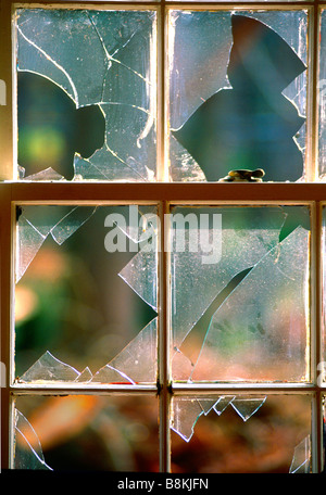 Rotture di vetri di finestre nella vecchia casa abbandonata programmata per essere demolita, Westport, Ct. Stati Uniti d'America. Foto Stock