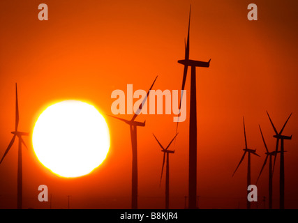 Sunrise e delle turbine a vento, Texas per centrali eoliche. Foto Stock