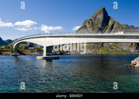 Ponte tra Sakrisøy e Andøy (Kvalvika), Moskenesøya, Lofoten, Nordland, Norvegia e Scandinavia Foto Stock