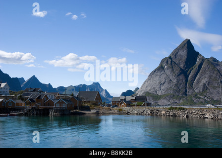 Case (rorbuer) sull isola Sakrisøy, vista da Olenilsøya, Moskenesøya, Lofoten, Nordland, Norvegia e Scandinavia Foto Stock