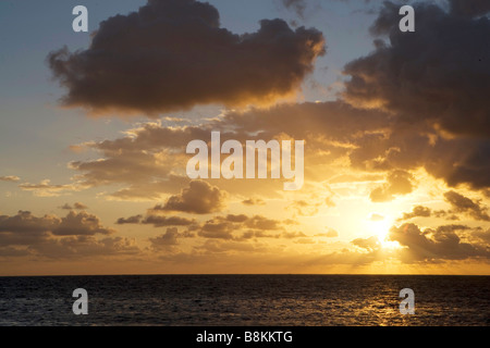 Il sole sorge sul Golfo del Messico presso sunrise su Ambergris Caye nel Belize. Foto Stock