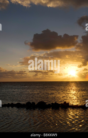 Il sole sorge sul Golfo del Messico presso sunrise su Ambergris Caye nel Belize. Foto Stock