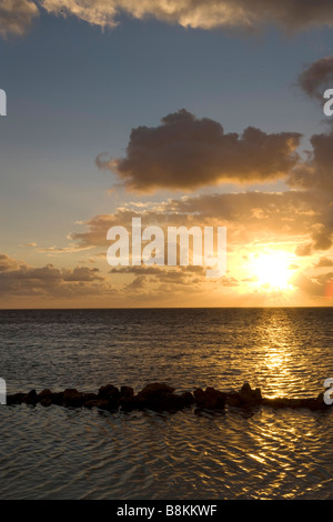 Il sole sorge sul Golfo del Messico presso sunrise su Ambergris Caye nel Belize. Foto Stock