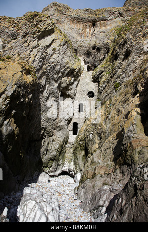 Foro di Culver, un vecchio contrabbandieri nascondiglio costruito nella roccia, Port Eynon, Gower, South Wales, Regno Unito Foto Stock