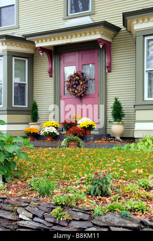 Casa di villaggio in Vermont rurale a nord di Stowe con la caduta delle foglie decor e ghirlande sulla porta anteriore Foto Stock