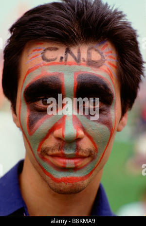 Londra REGNO UNITO 7 giugno 1982 un giovane uomo, il suo volto dipinto con il logo CND in rosso e grigio su un CND dimostrazione. Foto Stock