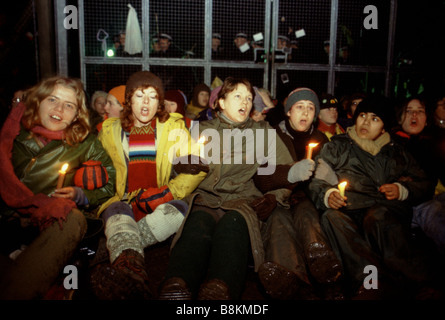 Greenham Berkshire REGNO UNITO 13 dicembre 1982 manifestanti a Greenham Common donna Accampamento della Pace Foto Stock