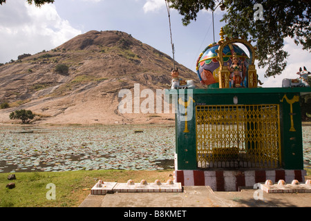 India Tamil Nadu Madurai Tidiyan tempio del villaggio accanto al serbatoio Foto Stock