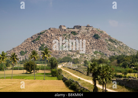 India Tamil Nadu Gingee Fort Krishnagiri hilltop fort da mura e fossato Foto Stock