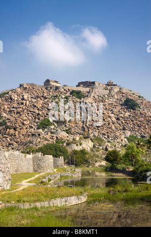 India Tamil Nadu Gingee Fort Krishnagiri hilltop fort da mura e fossato Foto Stock