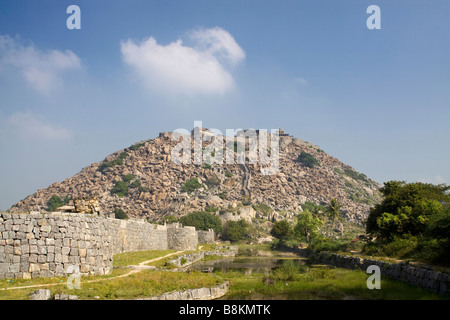 India Tamil Nadu Gingee Fort Krishnagiri hilltop fort da mura e fossato Foto Stock