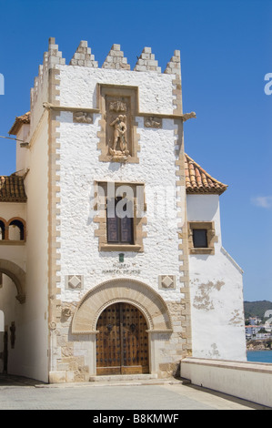 Dettaglio del Palau Maricel in Sitges contro il profondo blu del cielo Foto Stock