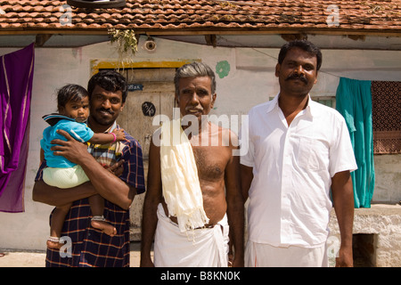 India Tamil Nadu Madurai Tidiyan gli abitanti di un villaggio al di fuori del piccolo locale house Foto Stock