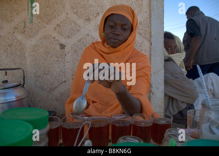 Donna preparando il tè in Merawe presso il fiume Nilo Nubia Sudan Foto Stock