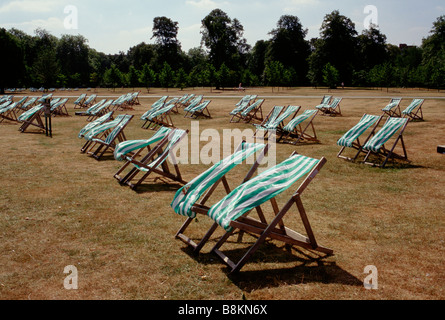 Sedie a sdraio soffiare nel vento, Kensington Gardens, Londra, Inghilterra 2005 Foto Stock