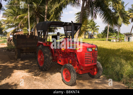 India Tamil Nadu Madurai Tidiyan Mahindra trattore parcheggiato nel piccolo centro rurale borgo agricolo Foto Stock