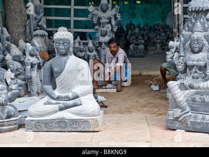 Indian scultori produrre mano unica scolpito le statue di divinità Indù e Dee - ogni scultura realizzata da un unico pezzo di pietra. Foto Stock