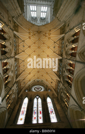 Città di York, Inghilterra. Transetto Sud tetto e rosone di York Minster. Foto Stock