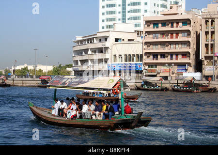 Abra tradizionale traversata in traghetto e Dubai Creek di Dubai negli Emirati arabi uniti Foto Stock