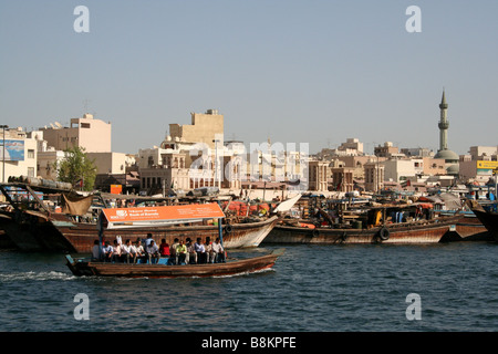 Abra tradizionale traversata in traghetto e Dubai Creek di Dubai negli Emirati arabi uniti Foto Stock