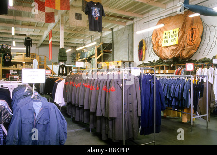 Interno del negozio Army-Navy con eccedenze di articoli militari in vendita Foto Stock