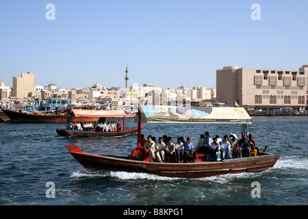 Abra tradizionale traversata in traghetto e Dubai Creek di Dubai negli Emirati arabi uniti Foto Stock