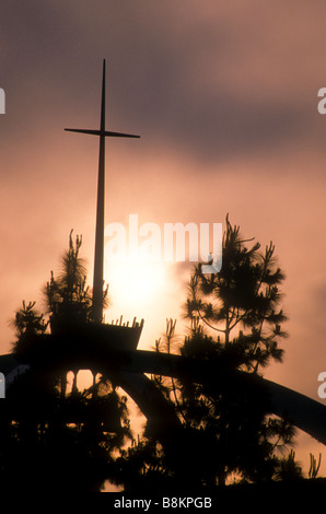 Croce sulla parte superiore della Chiesa contro l'impostazione golden sun Foto Stock