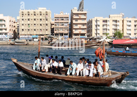 Abra tradizionale traversata in traghetto e Dubai Creek di Dubai negli Emirati arabi uniti Foto Stock