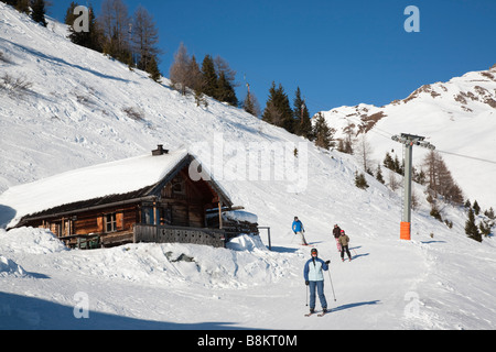 In discesa gli sciatori sciare giù Rauriser Hochalmbahnen piste da sci su Schwarzwand nelle Alpi austriache in inverno. Rauris Austria Europa Foto Stock