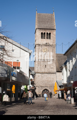 Zell am See Austria vista lungo la zona pedonale High Street nel centro commerciale del centro di San Ippolito Chiesa parrocchiale di clock tower Foto Stock