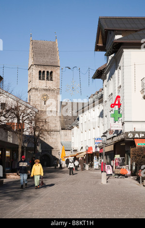 Zell am See Austria. Vista pedonale lungo la strada principale del centro commerciale del centro di San Ippolito Chiesa parrocchiale di clock tower Foto Stock
