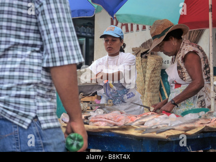 Mercato di strada vicino al Jardin Central Plaza di San Blas Messico Foto Stock