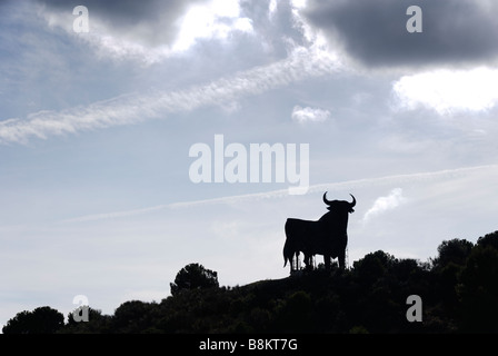Famoso Osborne bull stagliano sul pendio di una collina in Spagna Foto Stock
