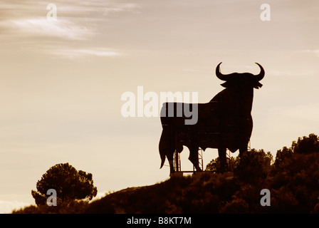 Famoso Osborne bull stagliano sul pendio di una collina in Spagna Foto Stock