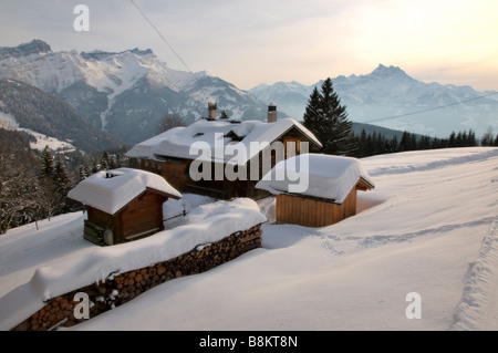 Chalets con Dents du Midi in background Foto Stock