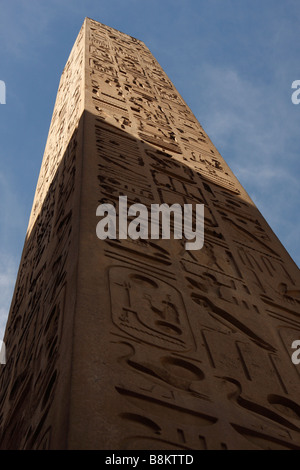 Obelisco di Ramses II scolpiti con antichi geroglifici egiziani, angolo basso guardando in alto contro il cielo blu, il Tempio di Luxor in Egitto Foto Stock