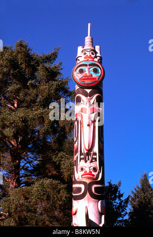 Il Totem Pole a Haida Heritage Center a Kaay Llnagaay, Skidegate, Graham Island, Queen Charlotte Islands British Columbia Canada Foto Stock