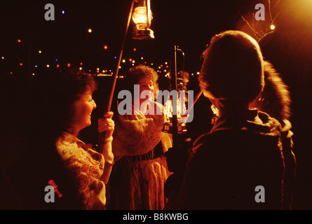 Somerset REGNO UNITO Wassailers cantare canzoni wassail di meli in una antica cerimonia per promuovere una buona stagione di Apple per il sidro rendendo Foto Stock