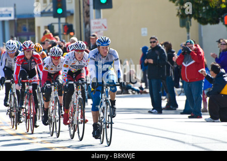 Amgen tour della California bicycle race piloti entrando in area di finitura in Sana Cruz California Foto Stock