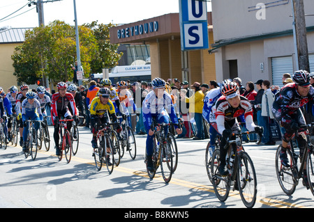 Amgen tour della California bicycle race piloti entrando in area di finitura in Sana Cruz California Foto Stock