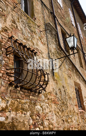 Finestra di piccole dimensioni con bar e lampada in villaggio italiano. Foto Stock