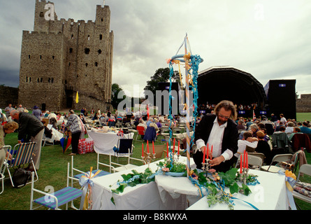 Rochester Regno Unito la folla si riuniscono per un concerto serale nel parco del castello di Rochester Foto Stock