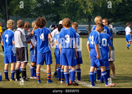 American high school teenage i giocatori di calcio si sono riuniti a margine prima di una partita Foto Stock