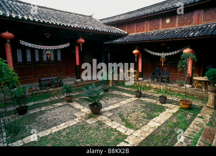 Cortile, prima piega inn, camere e alloggi, le sistemazioni, la Città Vecchia di Lijiang, nella provincia dello Yunnan in Cina e Asia Foto Stock