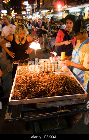 Per turisti in cerca di insetti fritti al mercato notturno di stallo alimentare Khao San Road a Bangkok in Tailandia Foto Stock