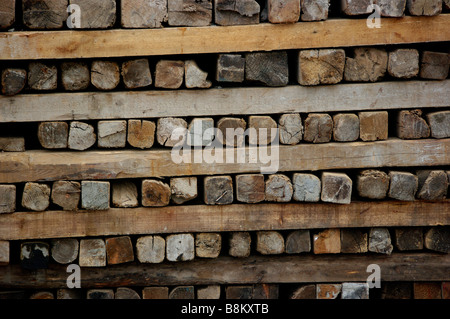 Registri, legno, tavole e altro legname prodotti impilati al sito in costruzione dopo le foreste e gli alberi sono state raccolte per la costruzione. Foto Stock