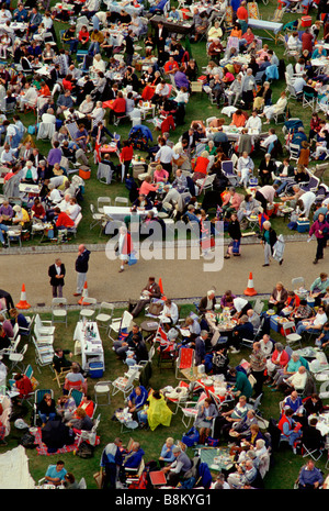 Rochester Regno Unito la folla si riuniscono per un concerto serale nel parco del castello di Rochester Foto Stock