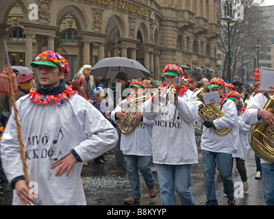 Il carnevale di Francoforte sul Meno a Kaiserplatz con il gruppo di musica MVO Foto Stock